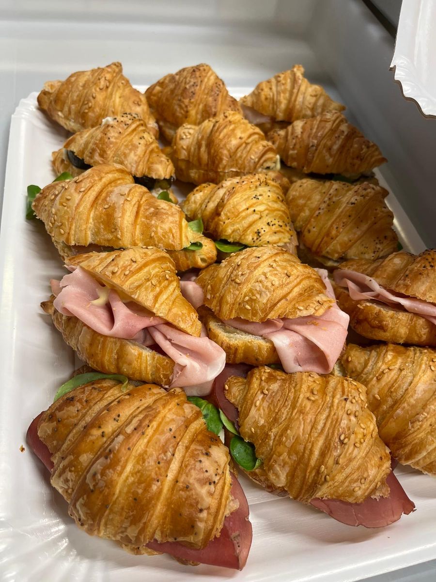Croissant salati farciti con prosciutto e insalata