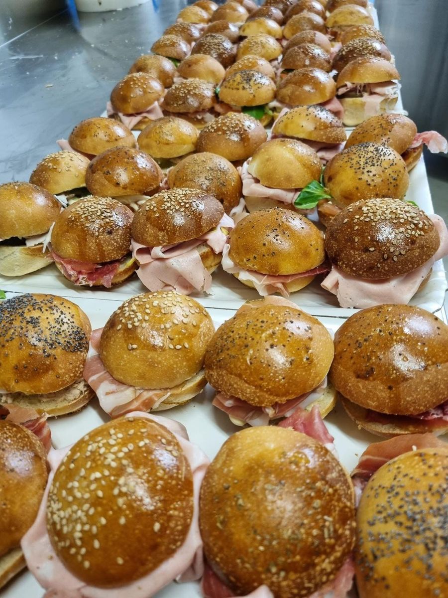 Panini e tramezzini farciti pronti per il buffet