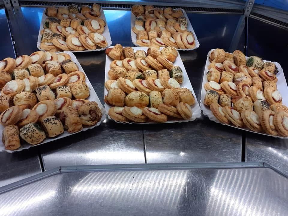 Vassoi di rustici e tartine per il rinfresco