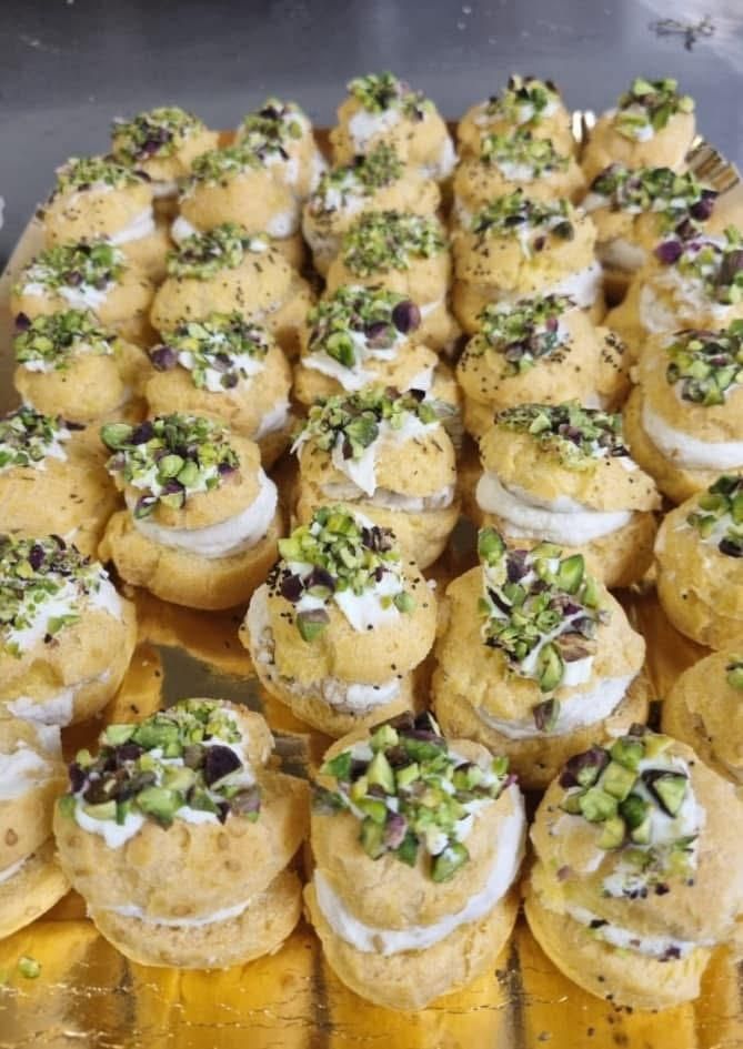 Bignè salati farciti con crema e granella di pistacchio