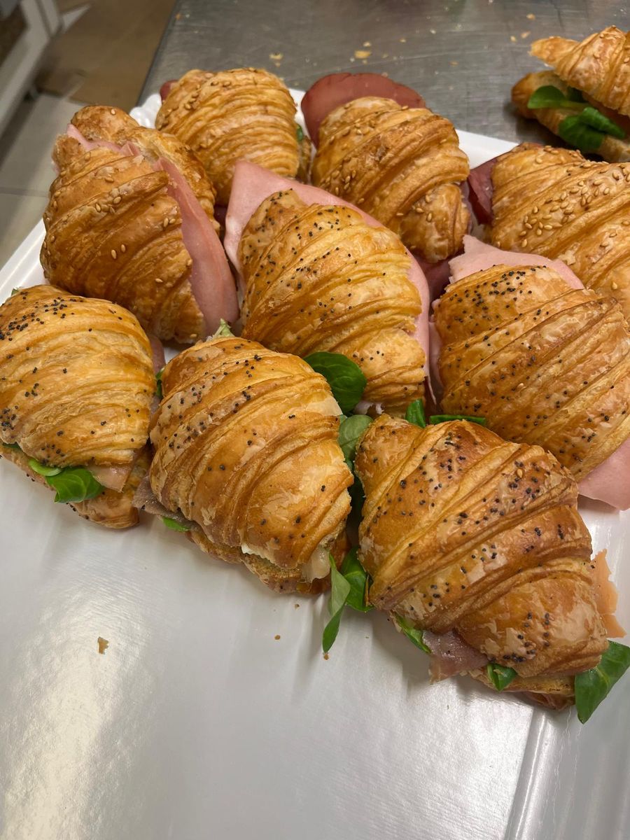 Croissant salati con prosciutto, formaggio e insalata