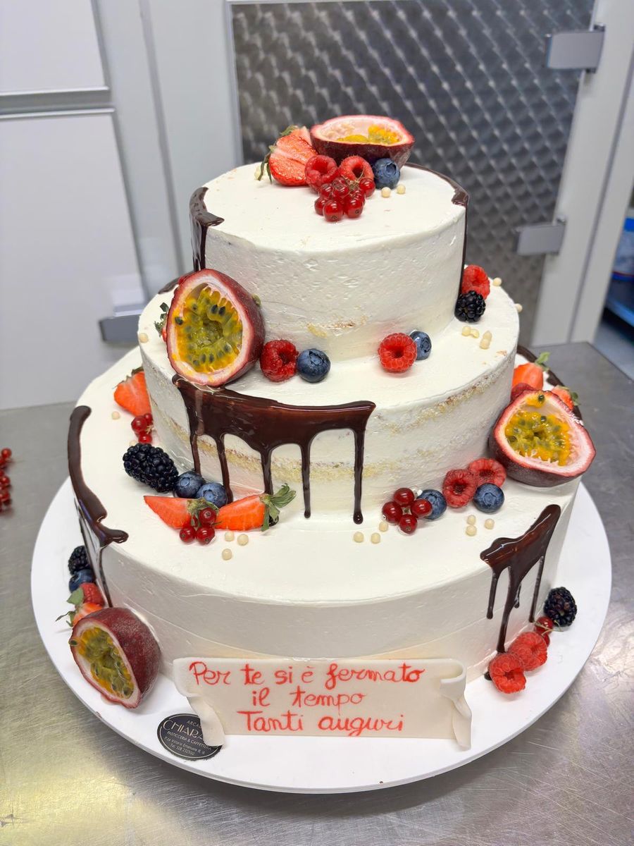 Torta a piani con frutta fresca e colata di cioccolato