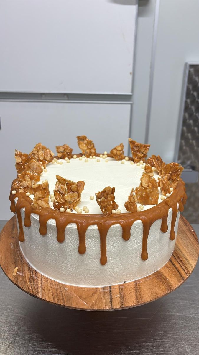 Drip cake al caramello con orsetti dorati
