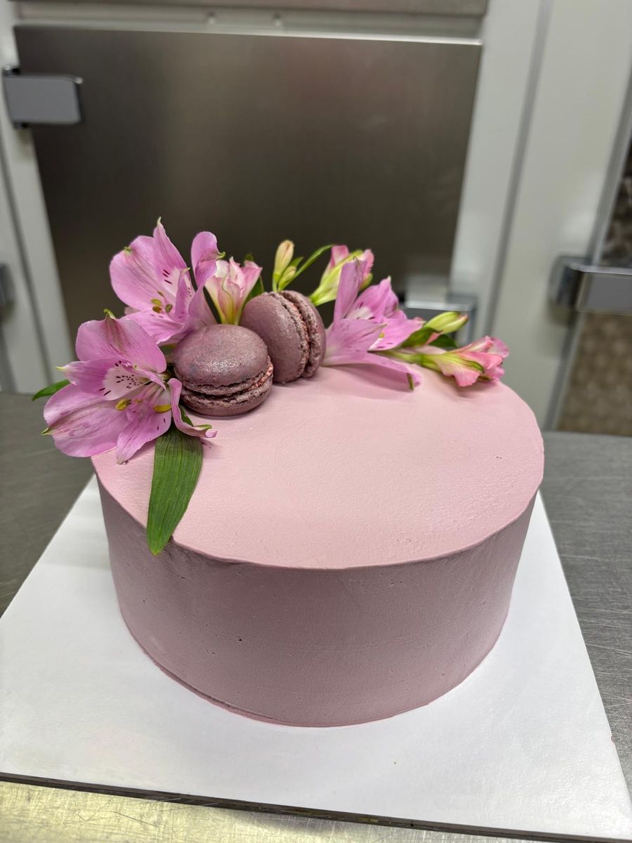 Torta rosa con macaron e fiori di zucchero