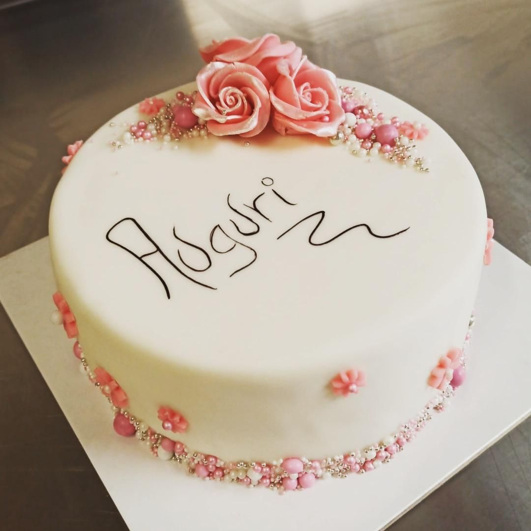 Torta bianca con rose di crema rosa