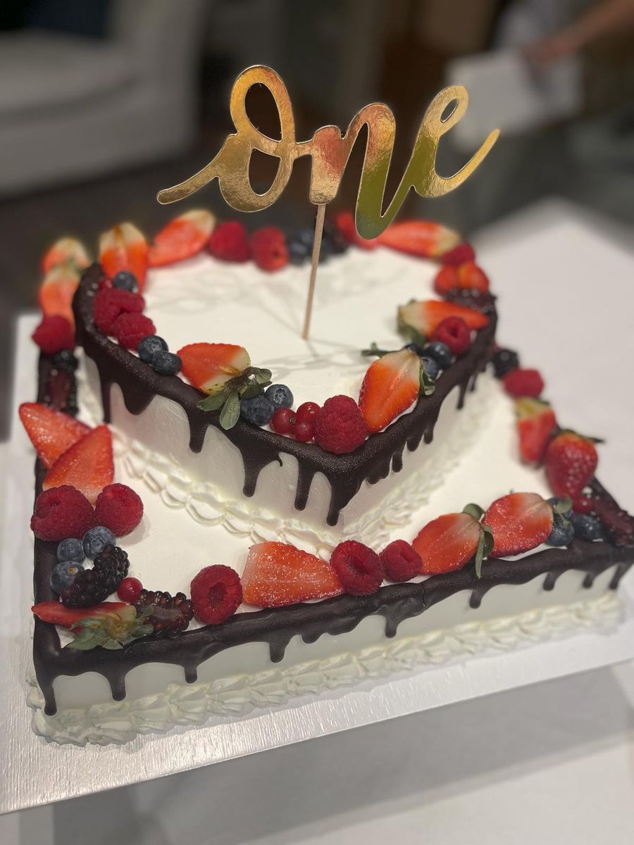 Torta a cuore con frutta fresca e colata di cioccolato