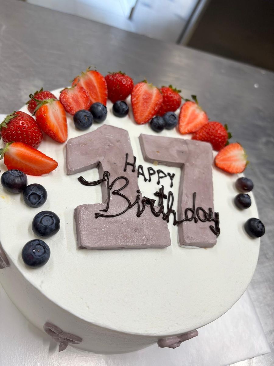 Torta con fragole, mirtilli e placca di cioccolato