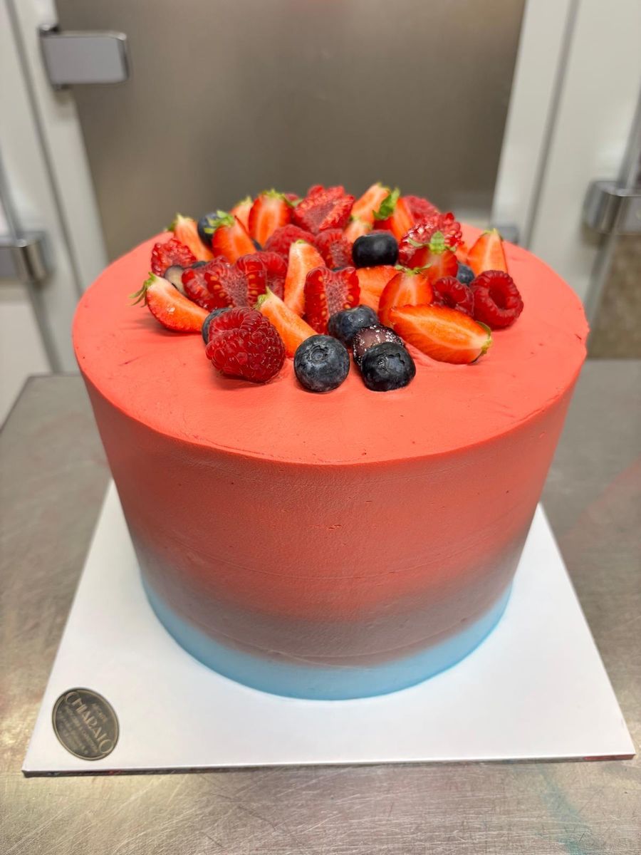 Torta sfumata con frutti rossi in superficie