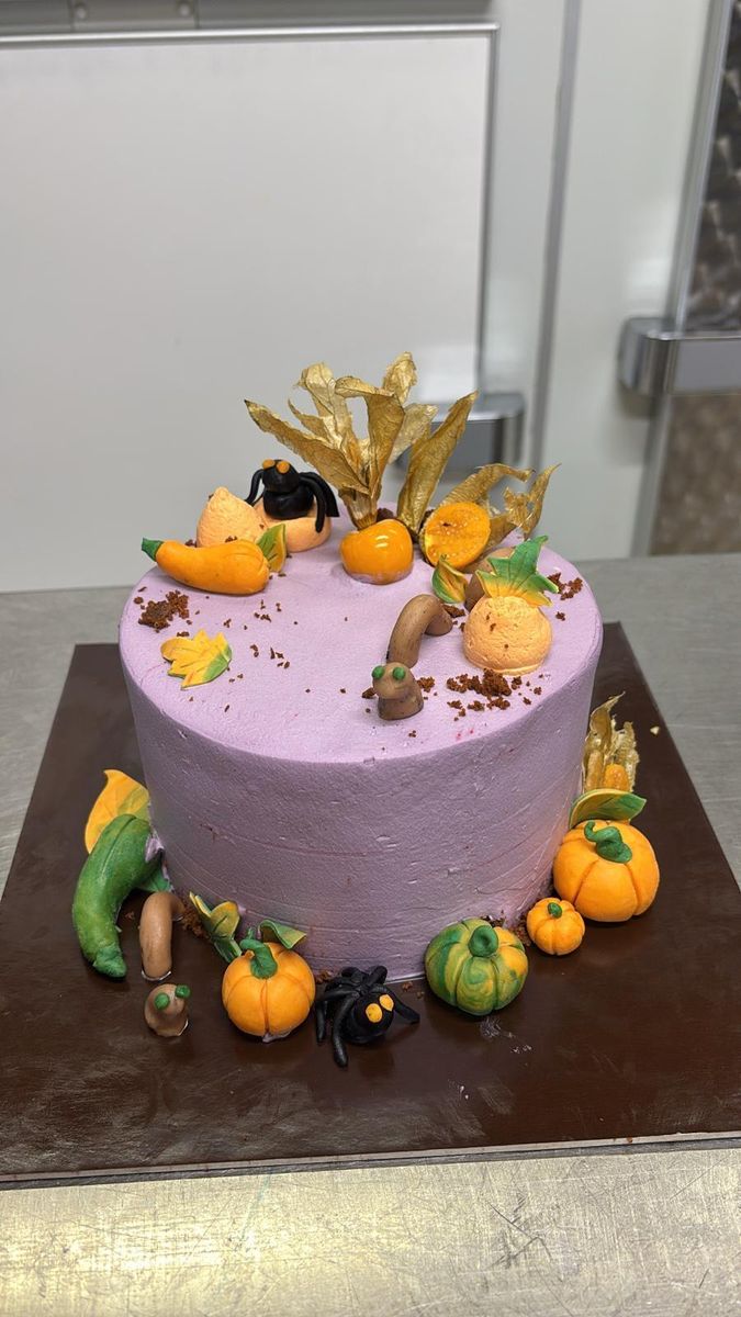Torta lilla decorata con frutta e fiori di stagione