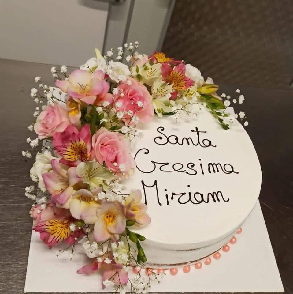 Torta per la cresima decorata con fiori freschi