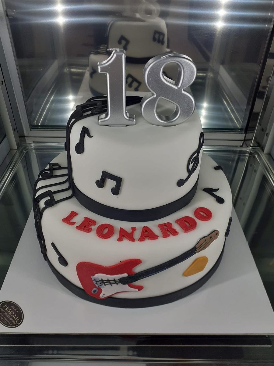 Torta a due piani a tema musica per un diciottesimo
