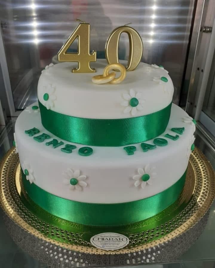 Torta a due piani con nastro verde per un quarantesimo