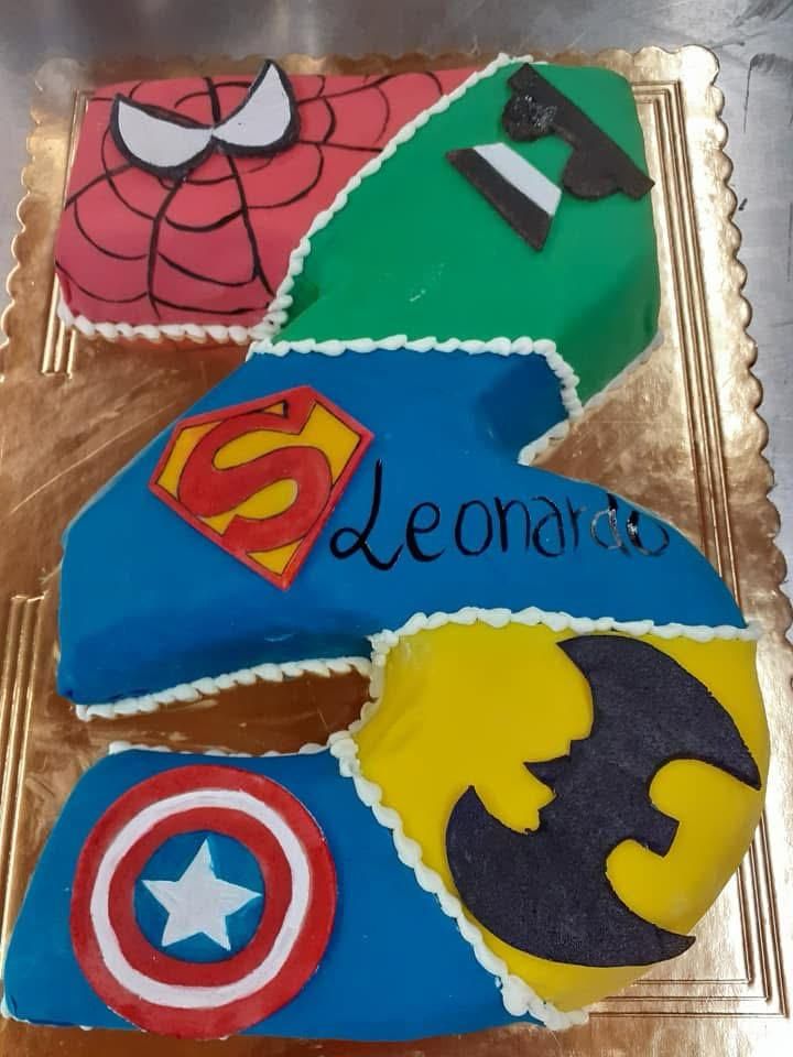 Torta a tema supereroi con loghi di zucchero