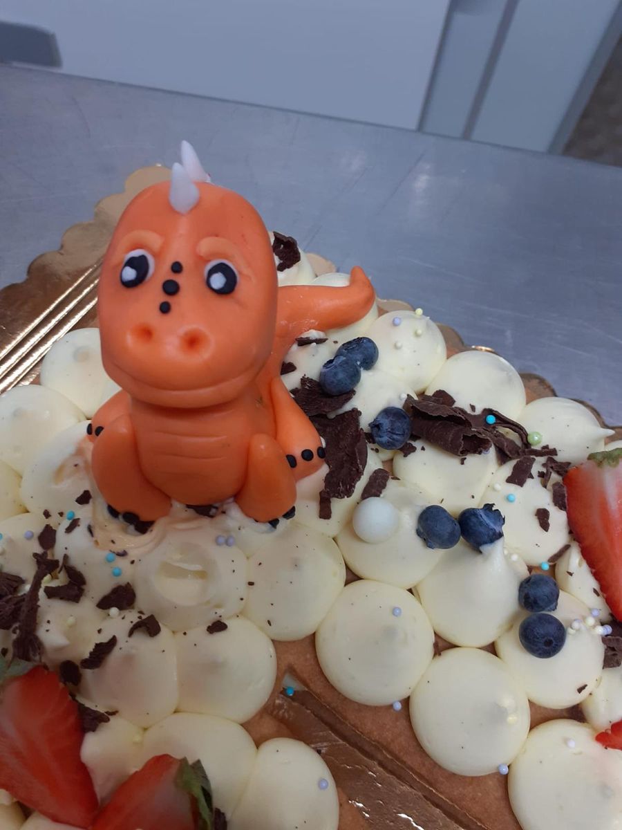 Torta con dinosauro di zucchero e meringhe