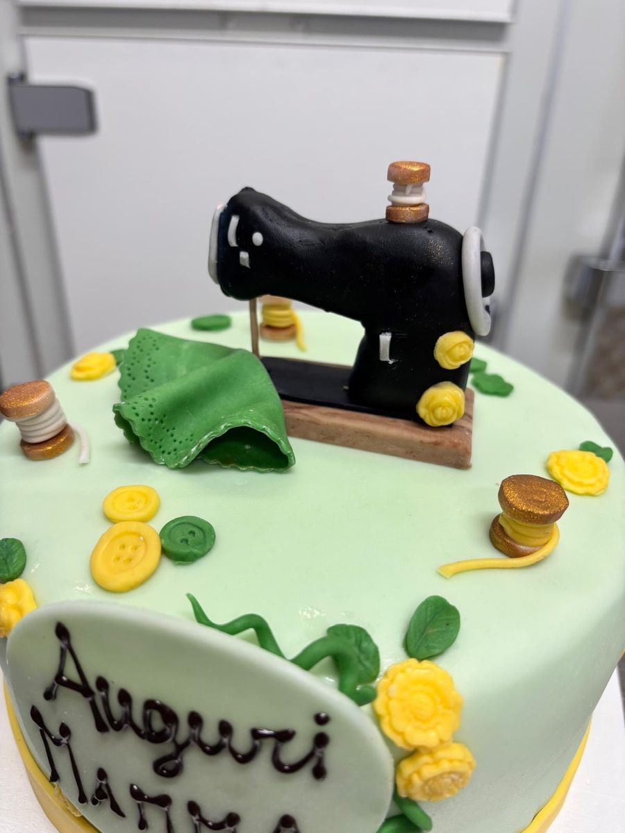 Torta a tema cucito con macchina da cucire di zucchero