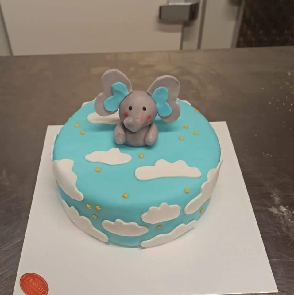 Torta azzurra con elefantino e nuvole di zucchero