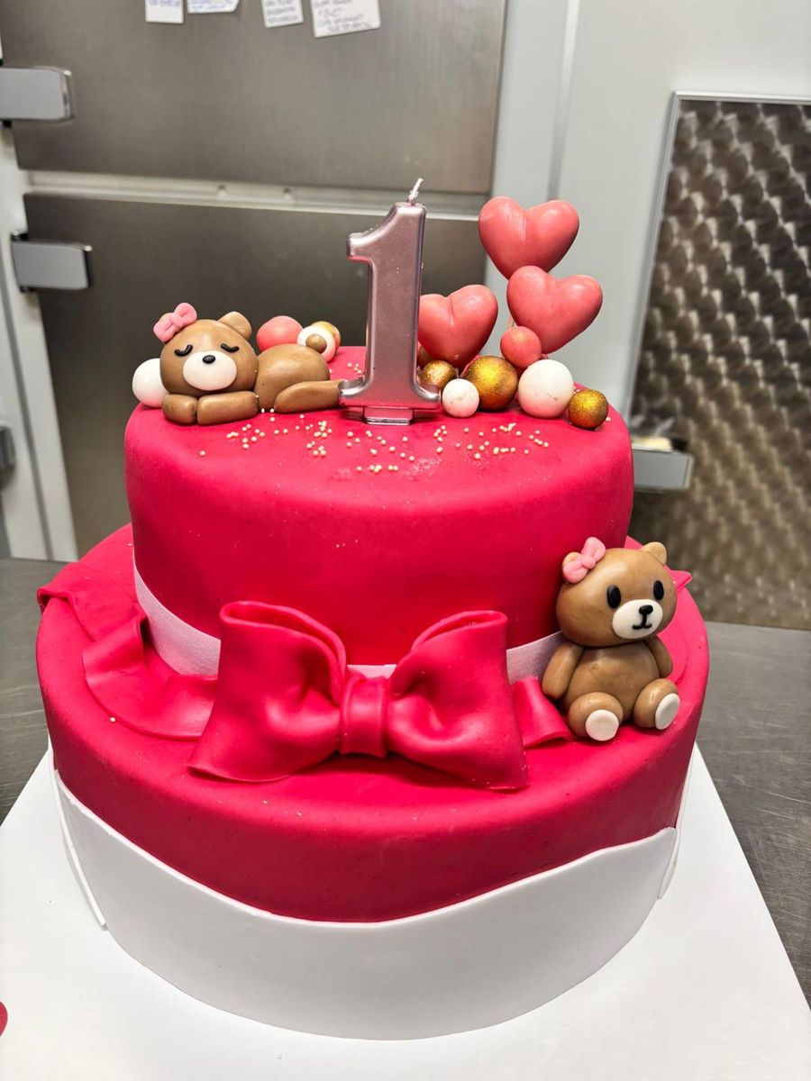 Torta di primo compleanno fucsia con fiocco e orsetti