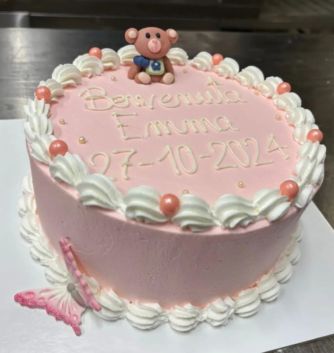 Torta di benvenuto rosa con orsetto e dedica
