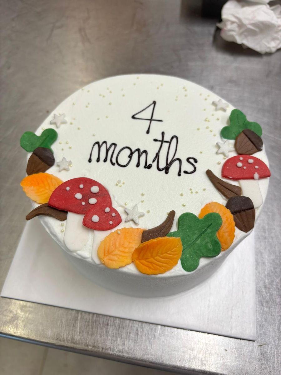 Torta con funghetti di zucchero per i quattro mesi