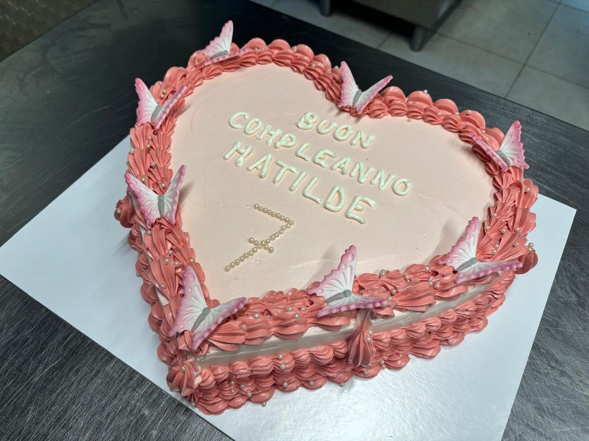 Torta a cuore rosa con dedica di compleanno
