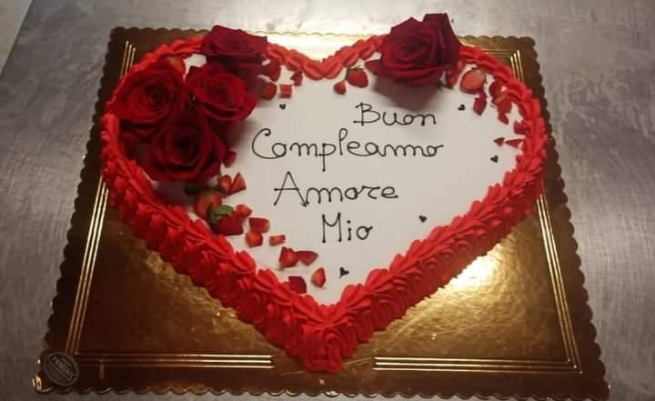 Torta a cuore rossa con rose di crema