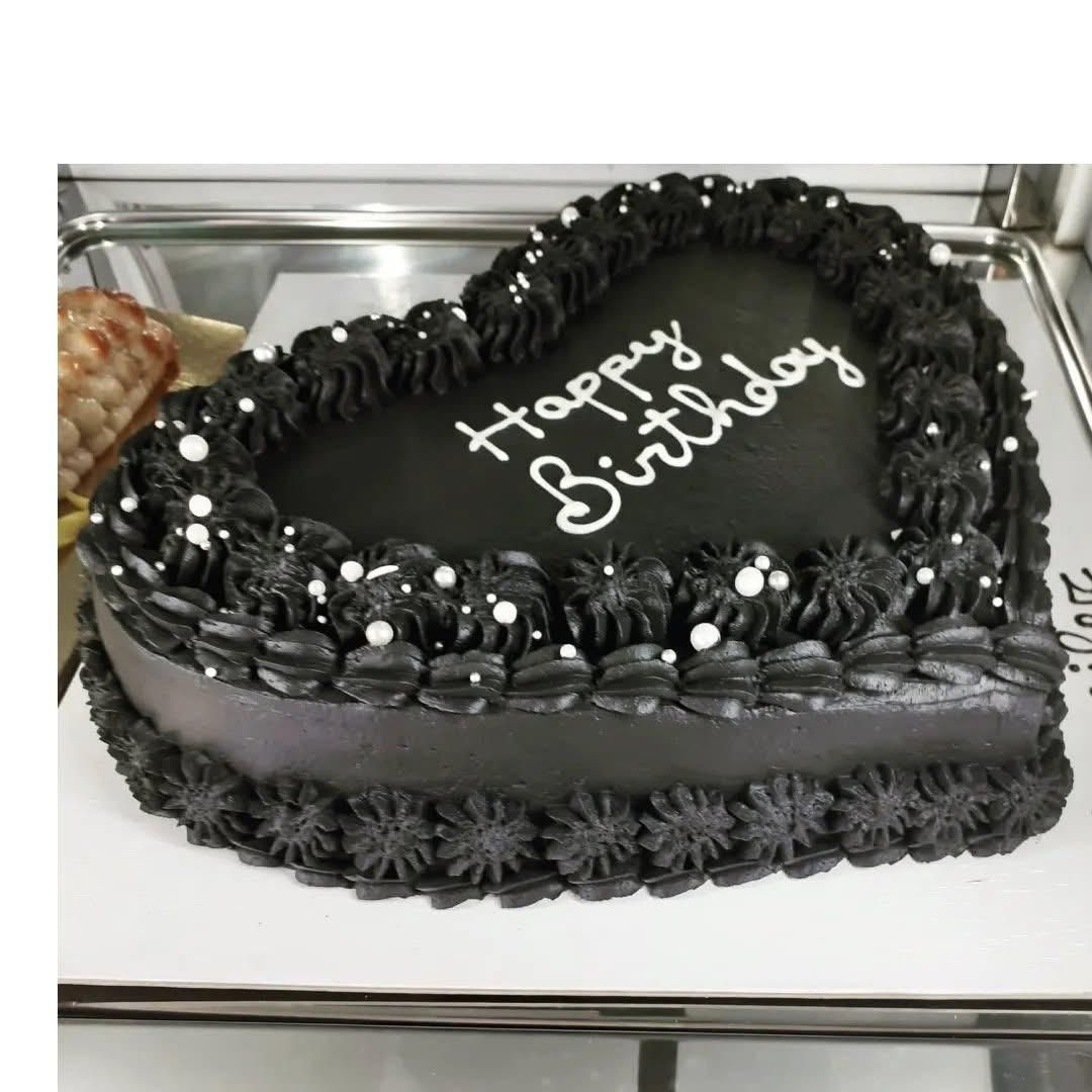 Torta a cuore nera con decorazioni argentate