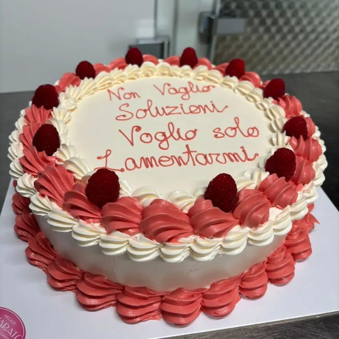 Torta con ciuffi di crema rossi e dedica scherzosa