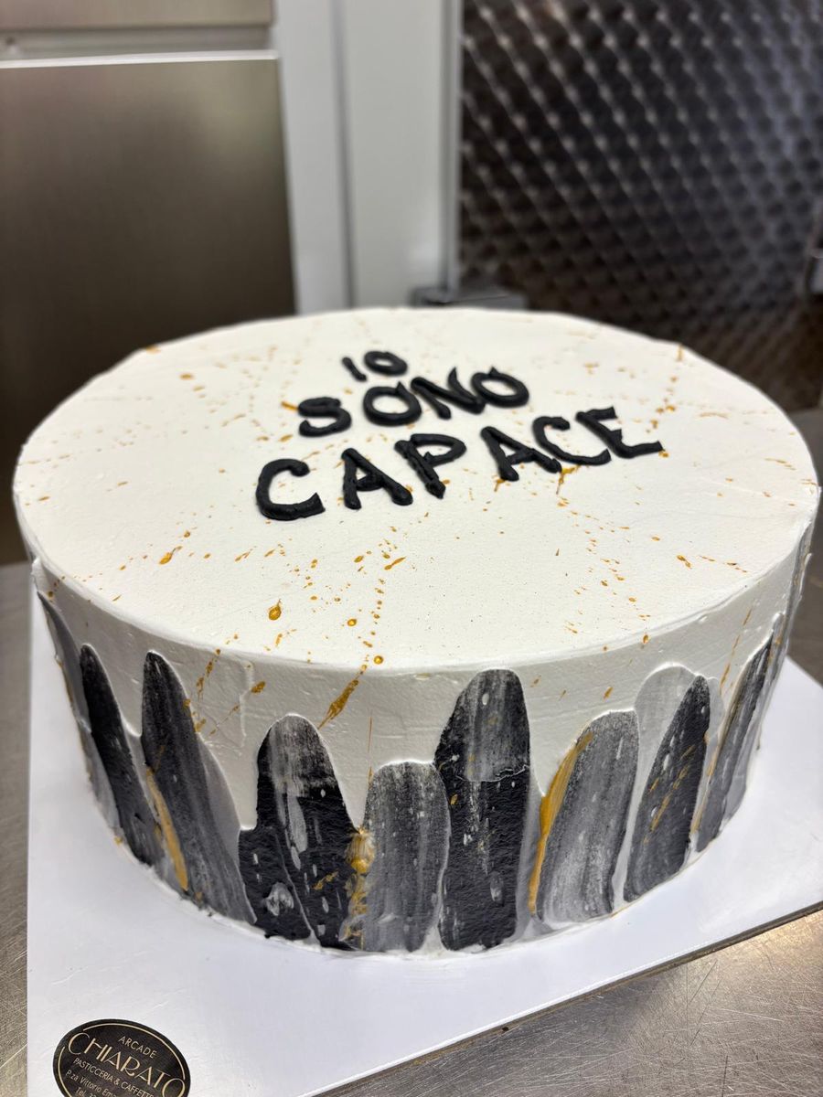 Torta bianca con pennellate di cioccolato e dedica
