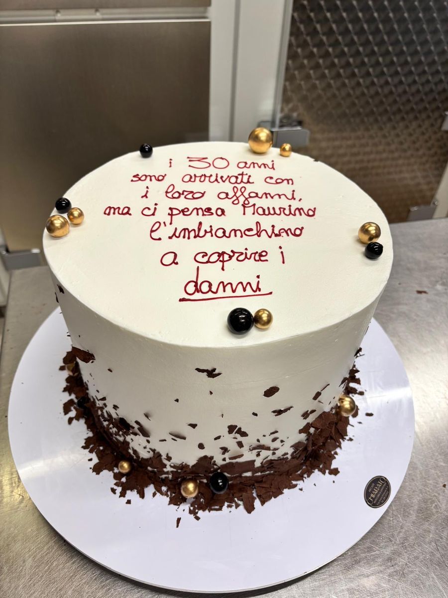 Torta con dedica scritta a mano e granella di cioccolato