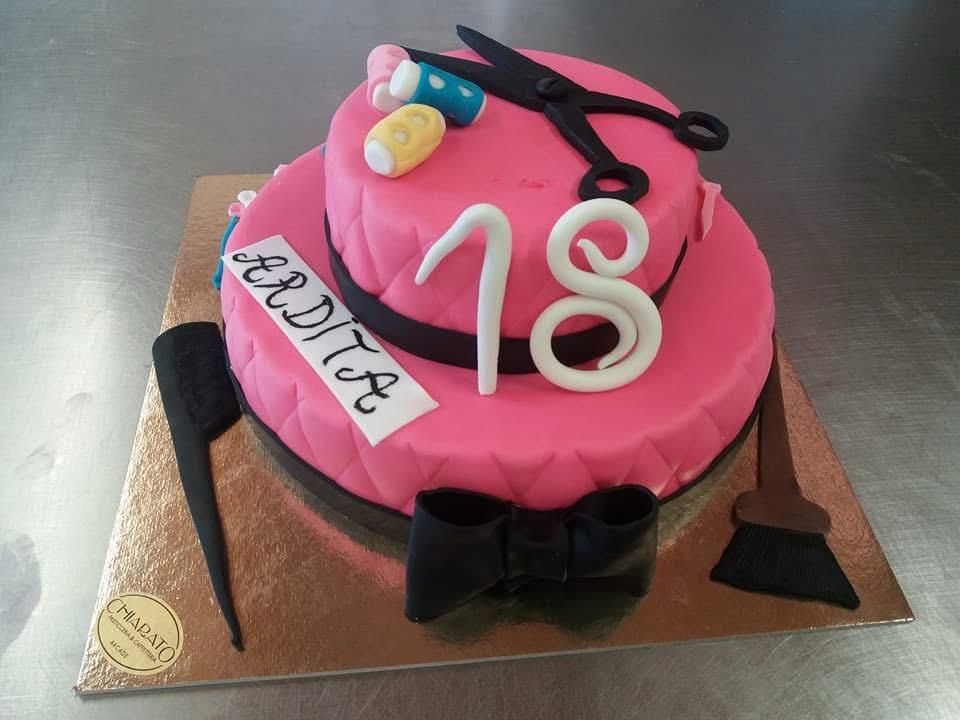 Torta di diciottesimo rosa a tema parrucchiere