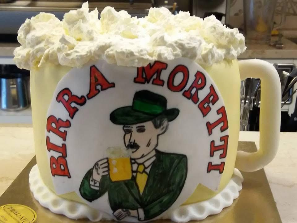 Torta a forma di boccale di birra dipinta a mano