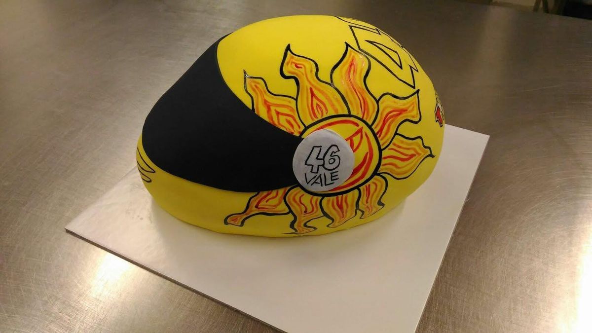 Torta a forma di casco da motociclista