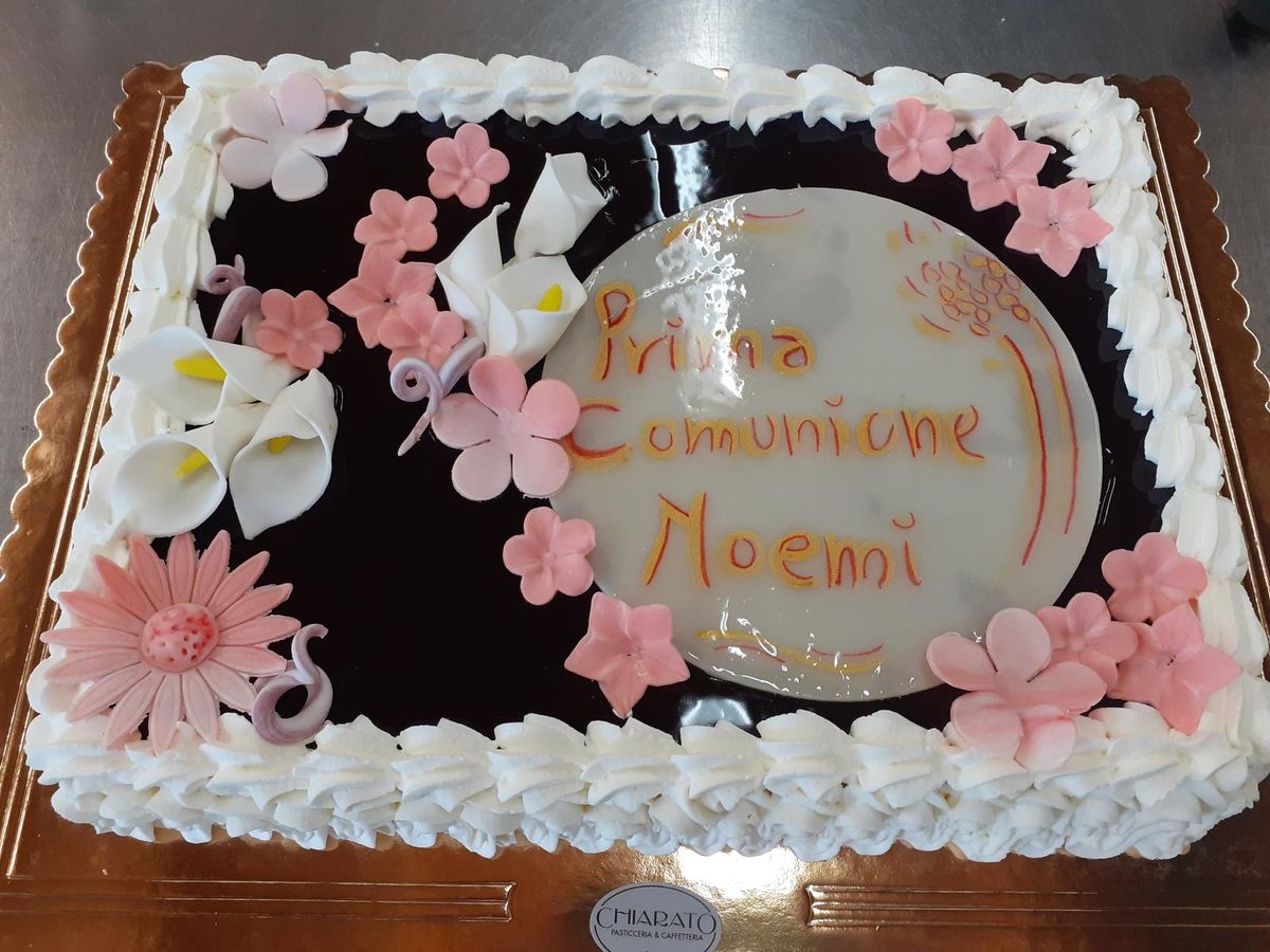 Torta per la prima comunione con fiori di zucchero rosa