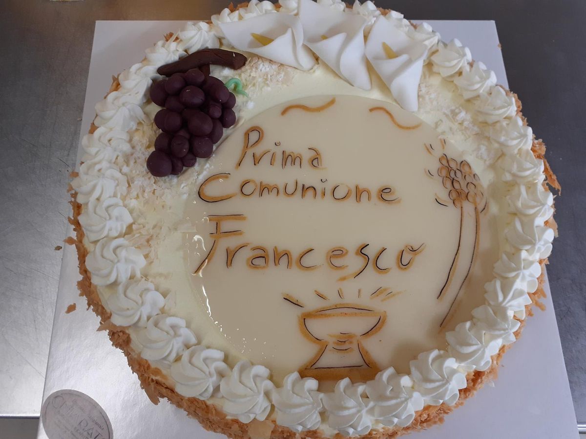 Torta per la prima comunione con calice e grappolo d'uva