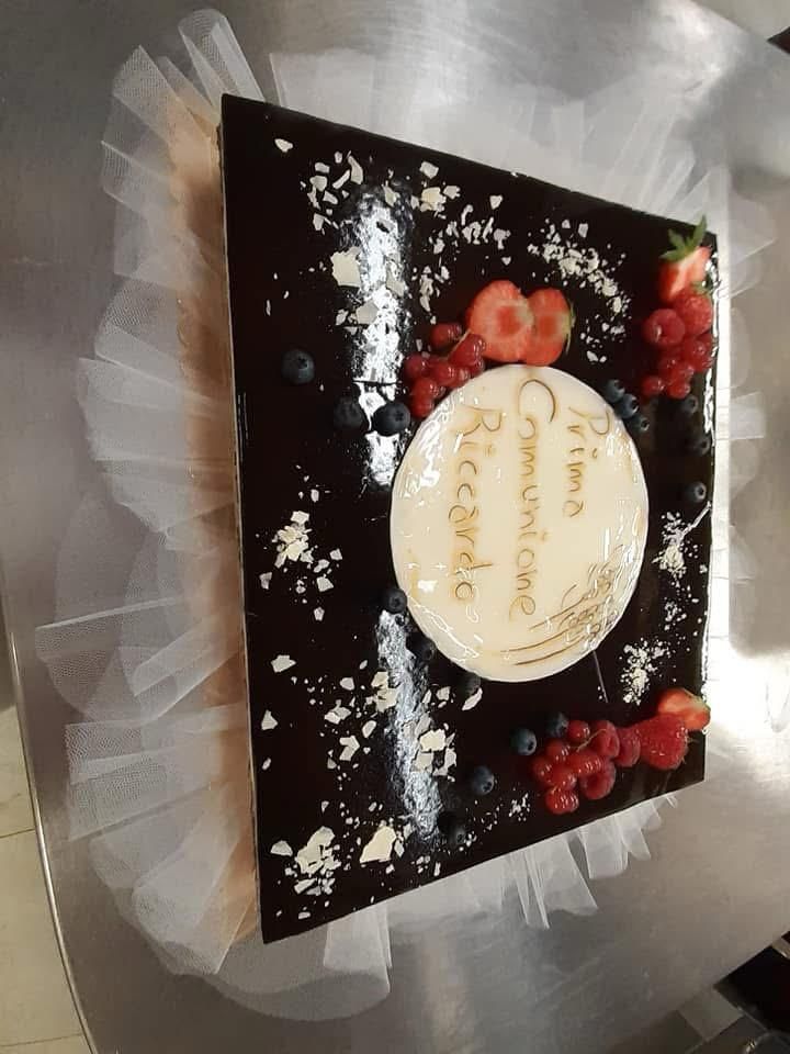 Torta per la prima comunione al cioccolato con frutti rossi