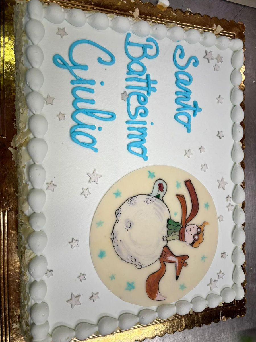 Torta per il battesimo azzurra con luna e stelle dipinte