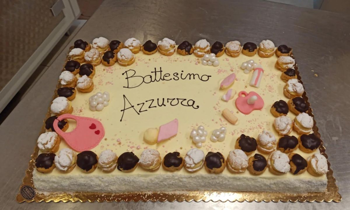 Torta per il battesimo decorata con frutta e ciuffi di crema