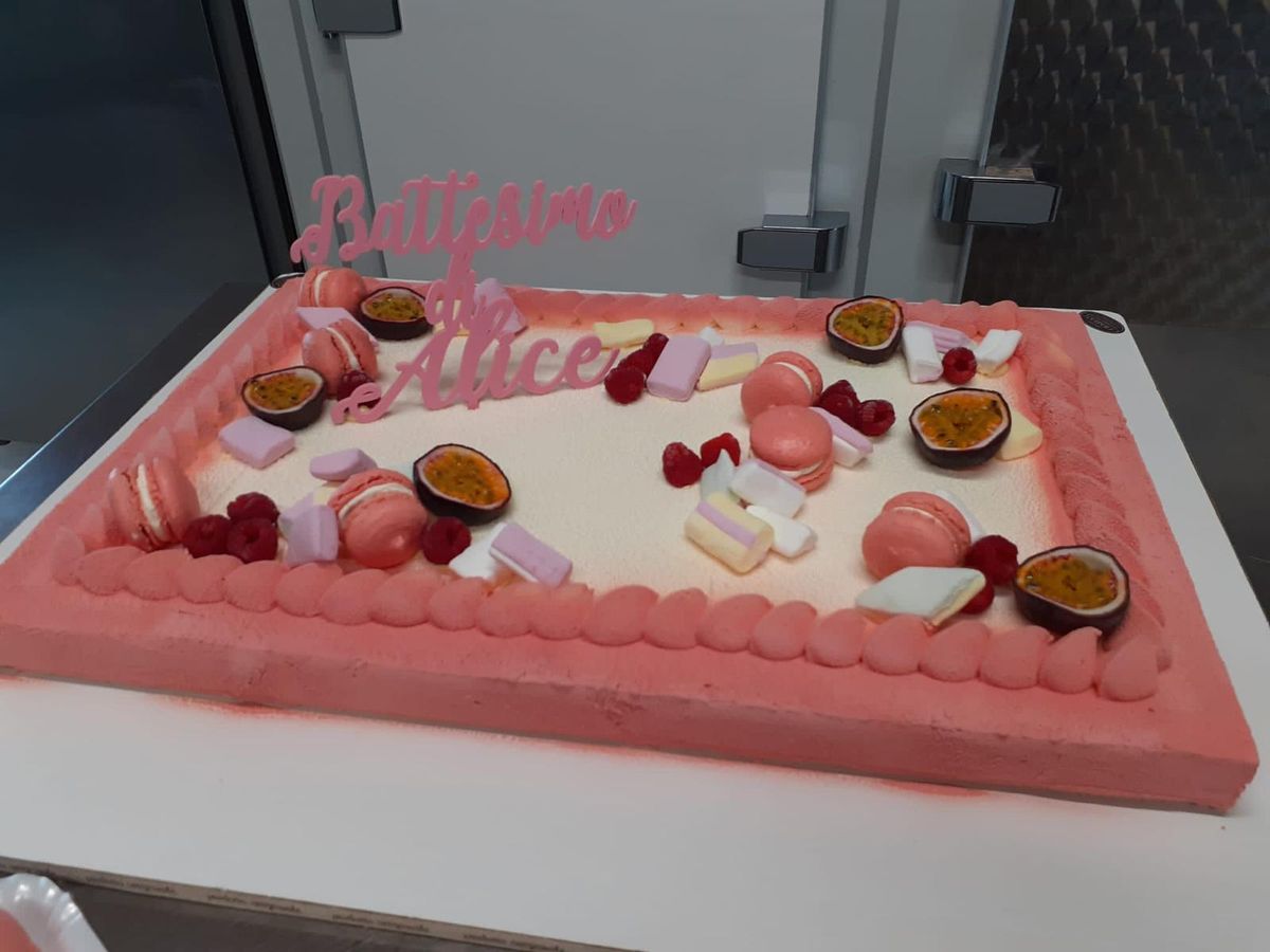 Torta rosa per il battesimo con frutta e cioccolatini