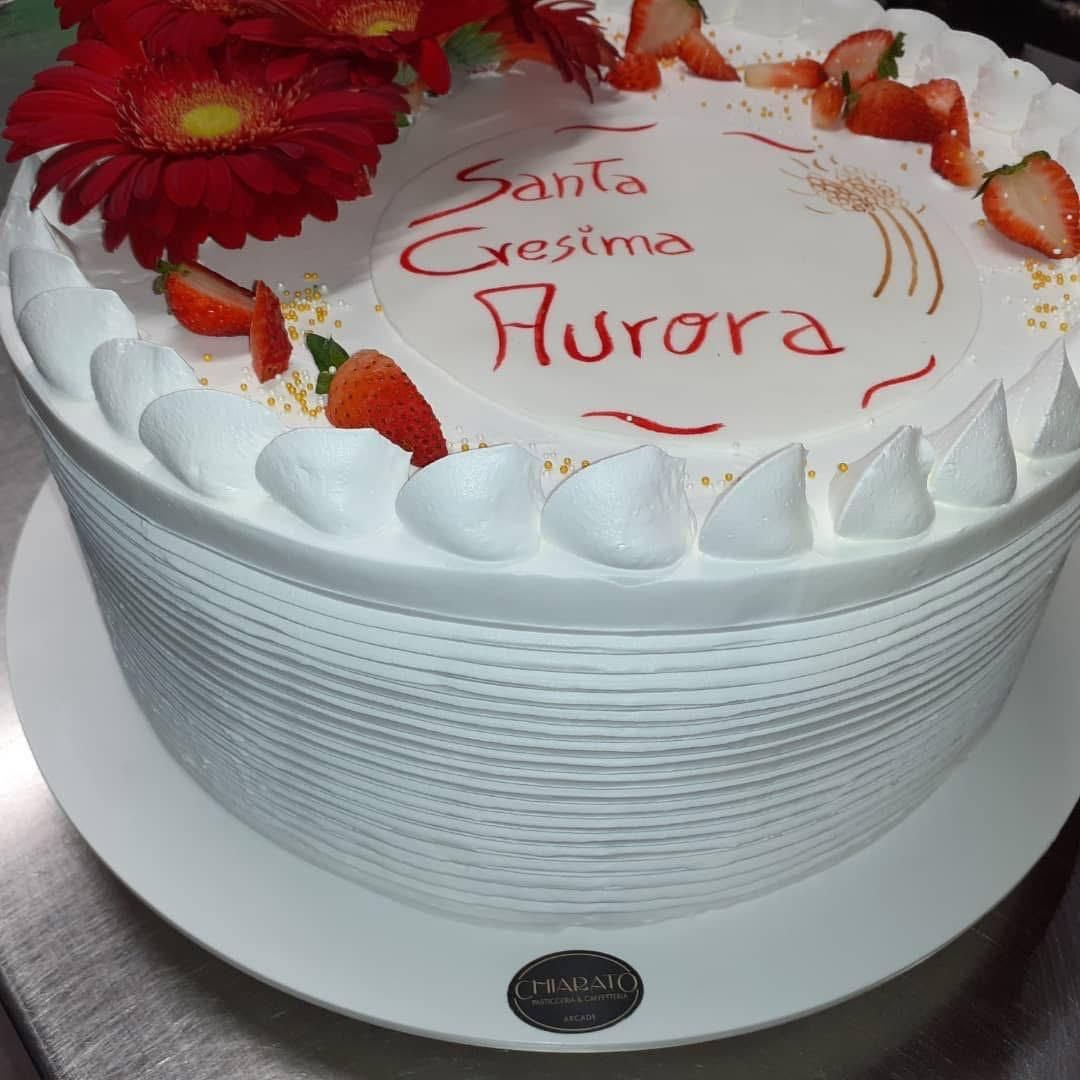 Torta per la cresima con gerbere rosse e fragole