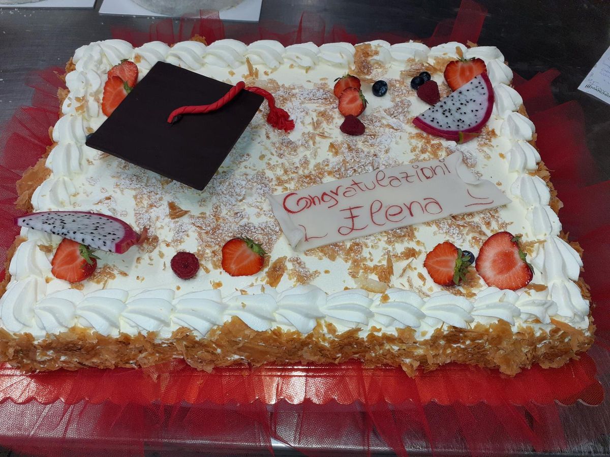 Torta di laurea con tocco di cioccolato e frutta fresca