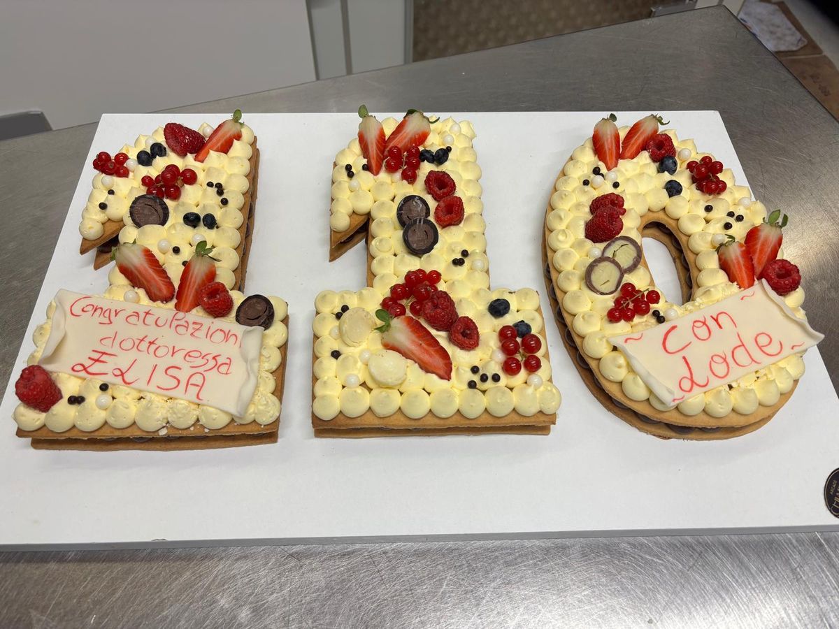 Cream tart a numeri per la laurea, con dedica
