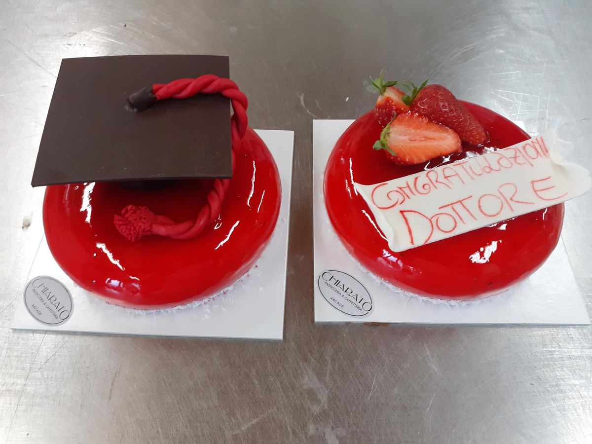 Dolci di laurea con glassa rossa e tocco di cioccolato