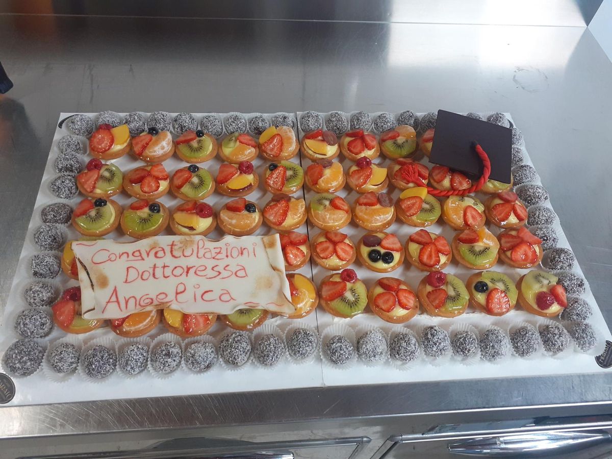 Vassoio di pasticcini per la festa di laurea
