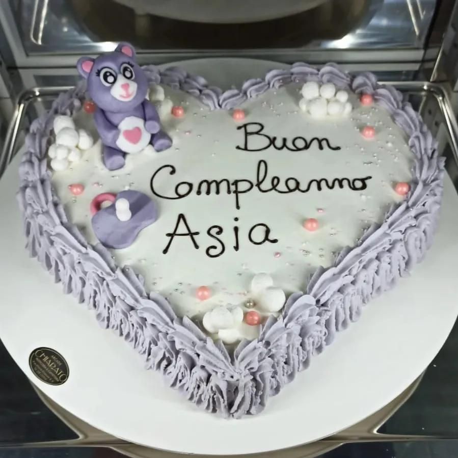Torta a cuore lilla con orsetto di zucchero