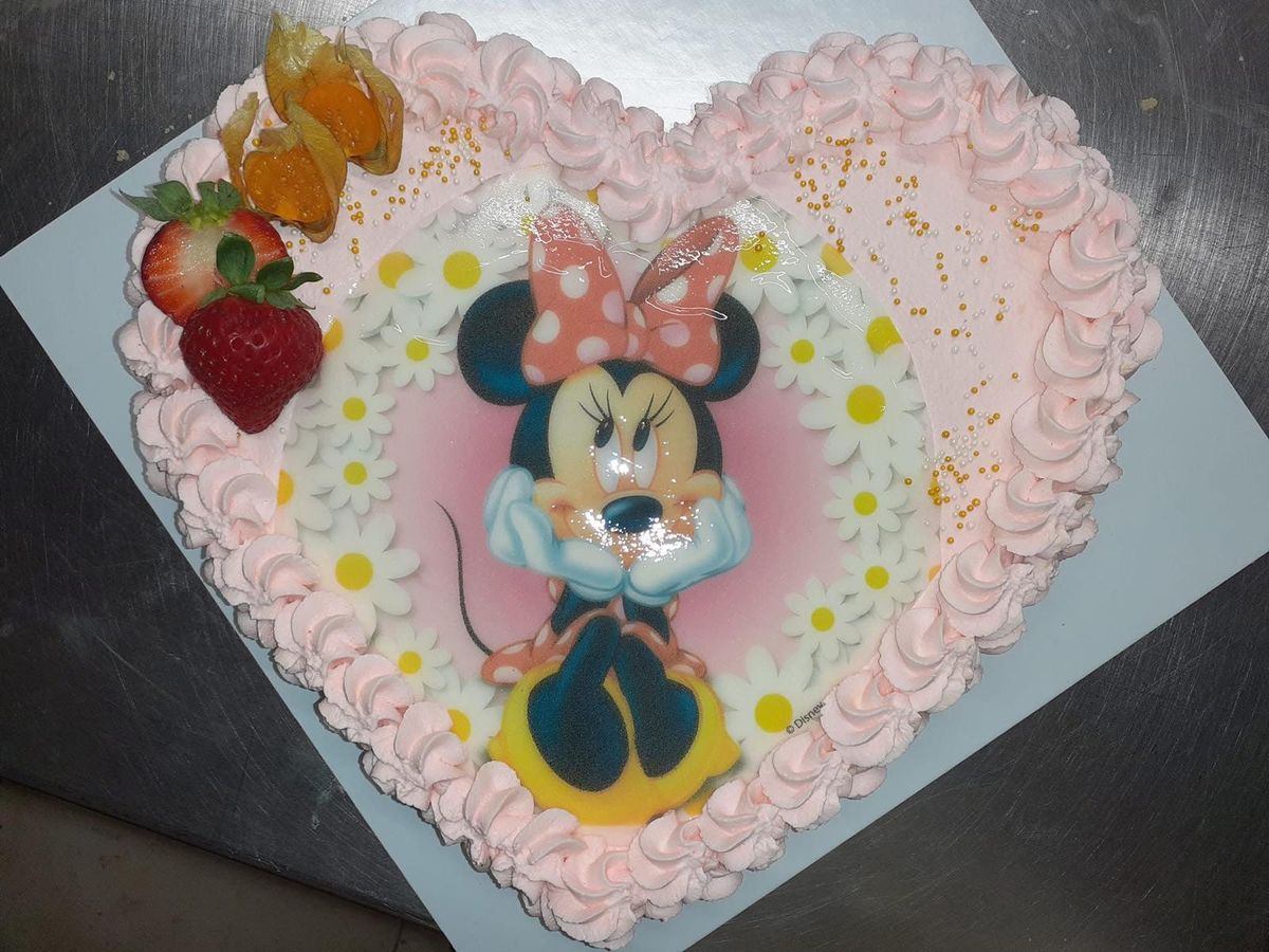 Torta a cuore rosa a tema Minnie con fragole