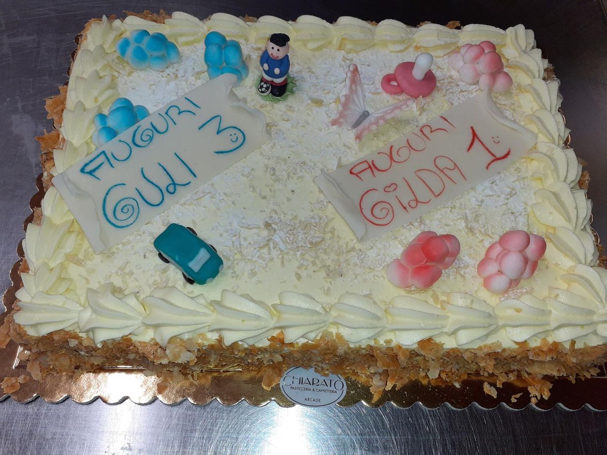 Torta di compleanno con dediche e decorazioni per due bambini