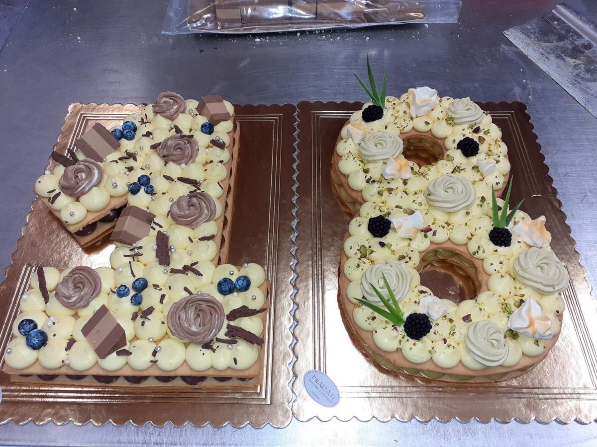 Cream tart a forma di 18 con macaron, frutti di bosco e cioccolatini
