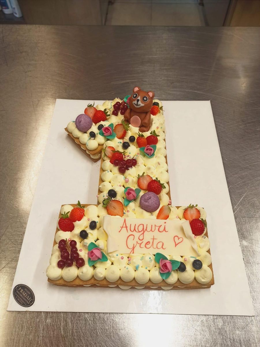 Cream tart a forma di 11 con frutta fresca, macaron e orsetto di zucchero