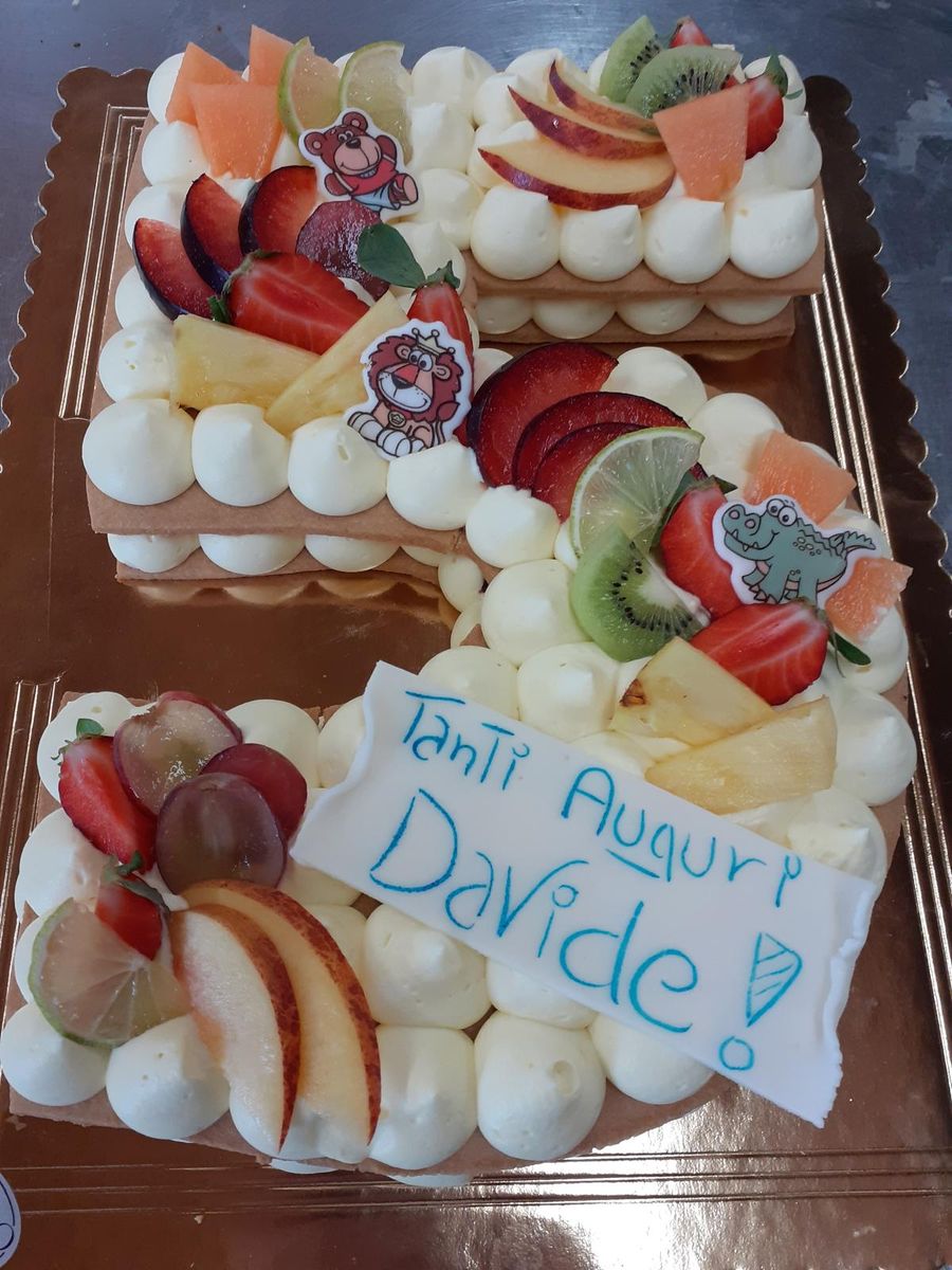 Cream tart con frutta fresca di stagione e ciuffi di crema