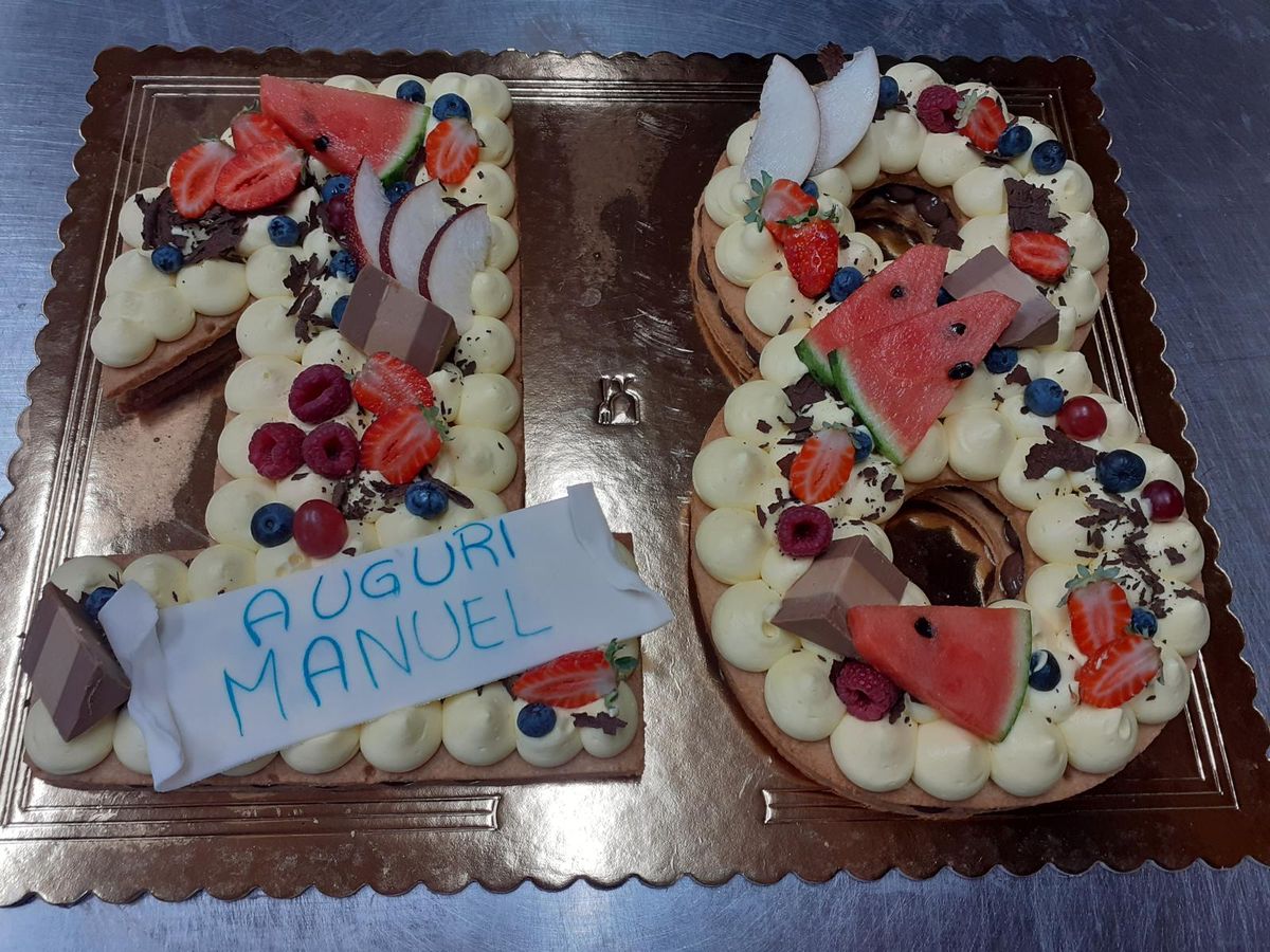 Cream tart a forma di 26 con frutta fresca, cioccolato e dedica